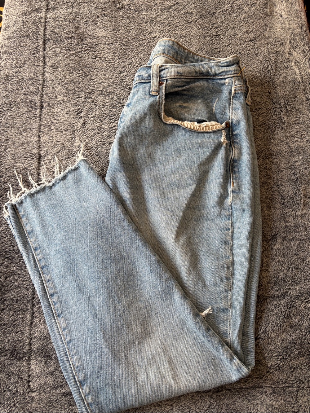 Old Navy Light Blue Cropped Frayed Hem Jeans